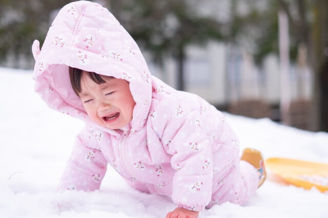 ダウンを着て泣いている子ども